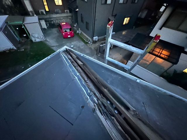 棟板金の飛散と貫板の腐食